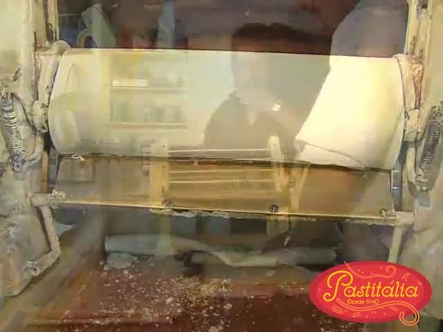 Ravioles saliendo de la máquina